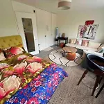 Milton Keynes Central Apartment Self-Checkin Flat With Kitchen, Large Bed, Park View, Lots Of Parking, Across Mk City Centre, Shops, Malls, Restaurants, Attractions & Near The Hospital