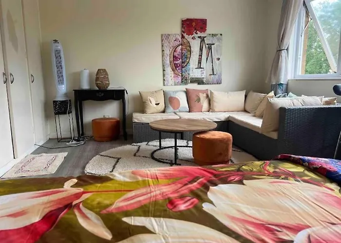 Milton Keynes Central Apartment Self-Checkin Flat With Kitchen, Large Bed, Park View, Lots Of Parking, Across Mk City Centre, Shops, Malls, Restaurants, Attractions & Near The Hospital