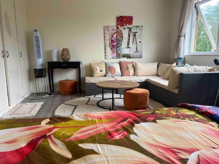 Self-checkin Flat With Kitchen, Large Bed, Park View, Lots Of Parking, Across Mk Centre, Shops, Malls, Restaurants, Attractions & Near The Hospital Apartment Milton Keynes