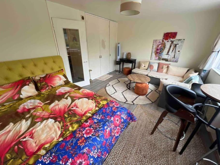 Self-checkin Flat With Kitchen, Large Bed, Park View, Lots Of Parking, Across Mk Centre, Shops, Malls, Restaurants, Attractions & Near The Hospital *
