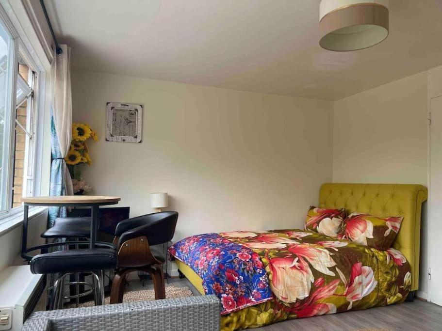 Self-checkin Flat With Kitchen, Large Bed, Park View, Lots Of Parking, Across Mk Centre, Shops, Malls, Restaurants, Attractions & Near The Hospital Apartment Milton Keynes