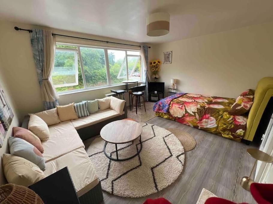 Self-checkin Flat With Kitchen, Large Bed, Park View, Lots Of Parking, Across Mk Centre, Shops, Malls, Restaurants, Attractions & Near The Hospital *