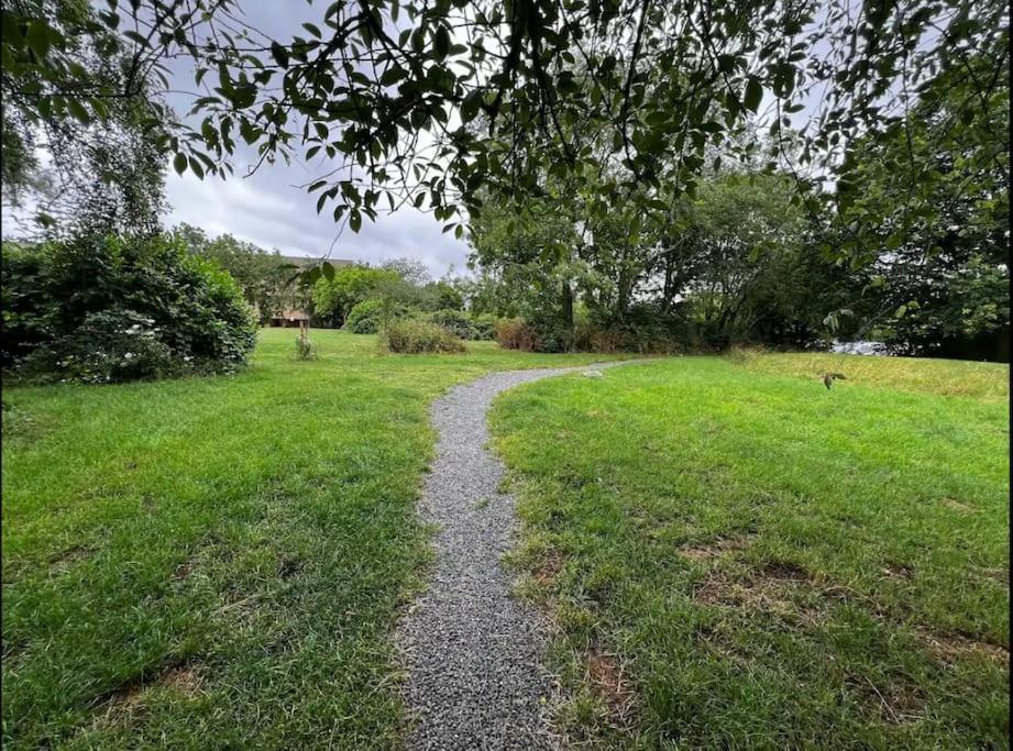 Self-checkin Flat With Kitchen, Large Bed, Park View, Lots Of Parking, Across Mk Centre, Shops, Malls, Restaurants, Attractions & Near The Hospital * Milton Keynes
