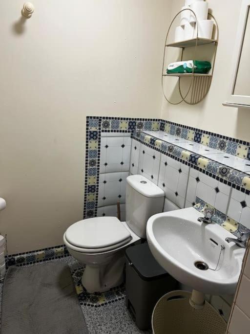 Self-checkin Flat With Kitchen, Large Bed, Park View, Lots Of Parking, Across Mk Centre, Shops, Malls, Restaurants, Attractions & Near The Hospital *