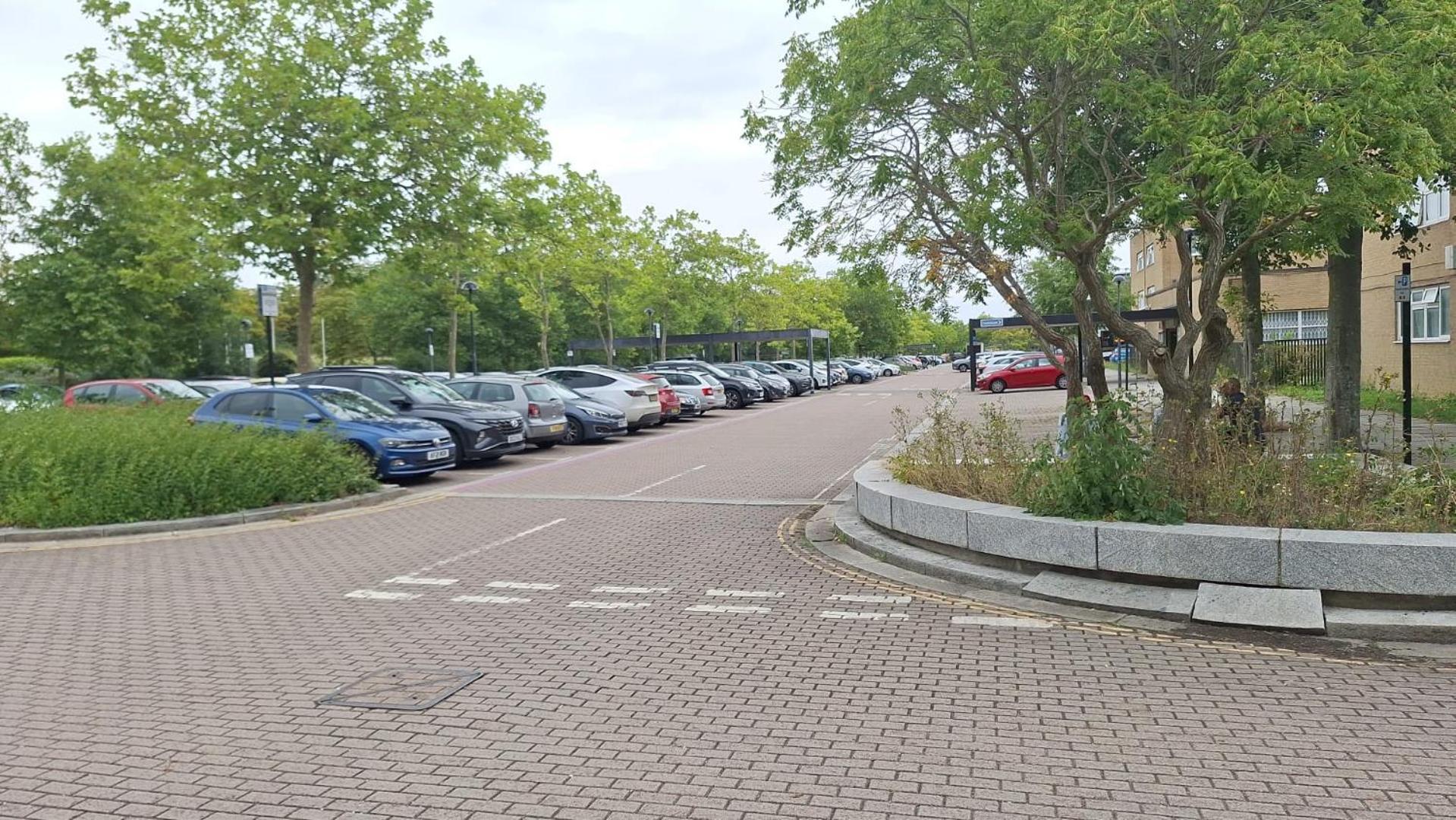 Apartment Self-checkin Flat With Kitchen, Large Bed, Park View, Lots Of Parking, Across Mk Centre, Shops, Malls, Restaurants, Attractions & Near The Hospital