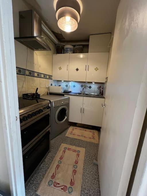 Apartment Self-checkin Flat With Kitchen, Large Bed, Park View, Lots Of Parking, Across Mk Centre, Shops, Malls, Restaurants, Attractions & Near The Hospital
