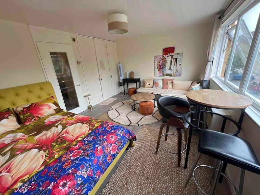 Self-checkin Flat With Kitchen, Large Bed, Park View, Lots Of Parking, Across Mk Centre, Shops, Malls, Restaurants, Attractions & Near The Hospital Apartment